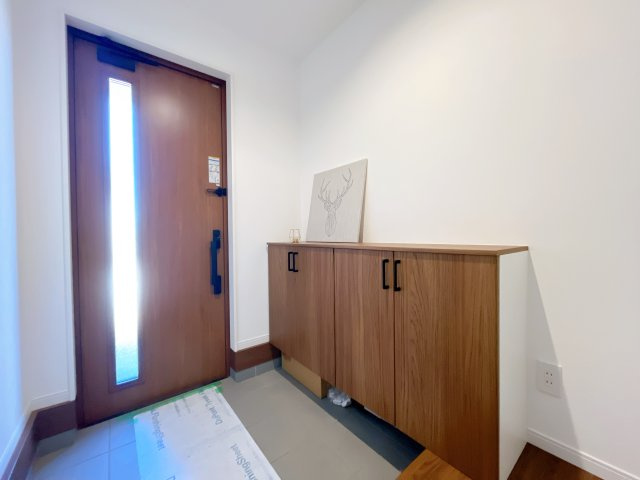 深谷市上柴町東　戸建　全1棟の玄関|ガラススリットの入った玄関ドアは室内に光を届けてくれる大事な存在です。
