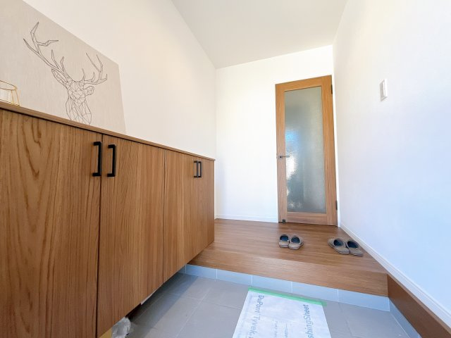 深谷市上柴町東　戸建　全1棟の玄関|住まう人も来客も入った時にワクワクさせてくれるオシャレな玄関♪収納もたっぷりあるので、靴がたくさんあっても安心！