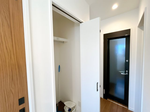 深谷市上柴町東　戸建　全1棟の玄関|玄関ホール収納付！インナーガレージ入口！