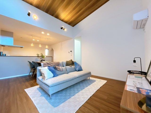 深谷市上柴町東　戸建　全1棟の居間・リビング|広々リビング×対面キッチンで家族の会話も弾みます♪家族団らんの秘訣は間取りにあり★夢のマイホームを一緒に叶えましょう！