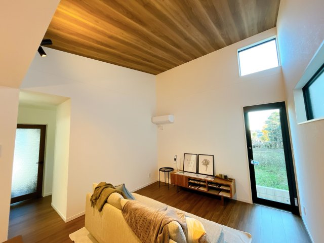 深谷市上柴町東　戸建　全1棟の居間・リビング|大空間リビングは毎日家族が笑顔で生活する空間であるリビング。広さと明るさには拘ってほしい空間です。お子様の成長に合わせて家具の配置なども広いからこそ可能です。