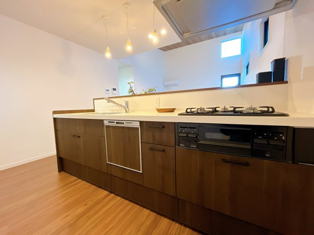 深谷市上柴町東　戸建　全1棟のキッチン|キッチンの収納も充実★食洗器完備で家事も楽々♪生活の質が向上すること間違いなしの充実設備です。