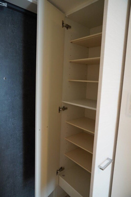 【玄関】 | オーキッドレジデンス新大阪 | 収納もある玄関です