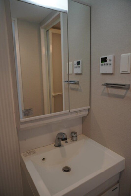 【洗面所】 | オーキッドレジデンス新大阪 | 明るい洗面所です