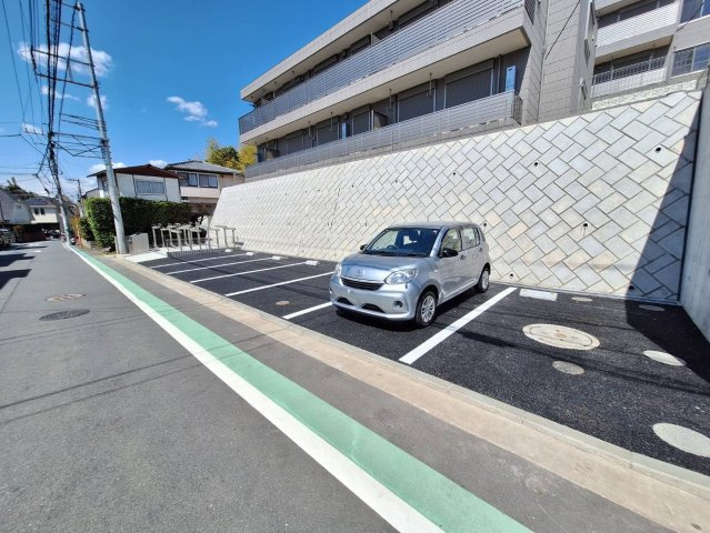 サニーヒルズ戸塚Bの駐車場