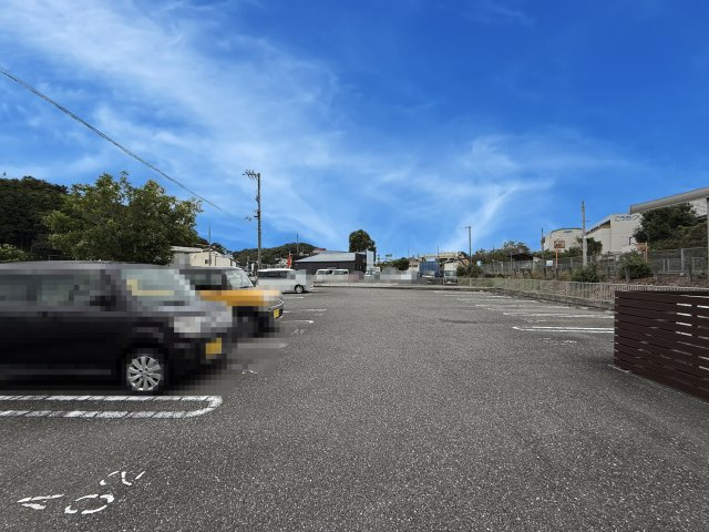 シャーメゾン・カルミア B棟の駐車場