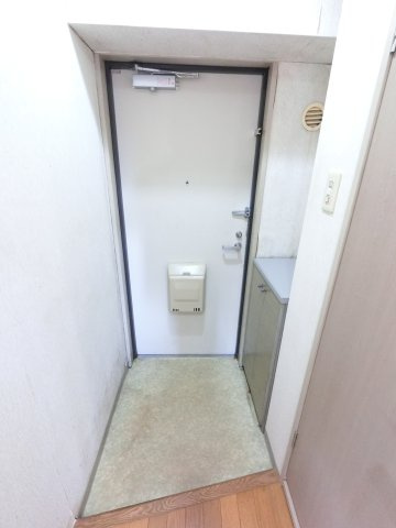 ブルームライフ市川（旧　エヴァーグリーン市川）の玄関