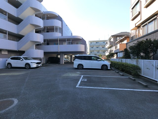 ブルームライフ市川（旧　エヴァーグリーン市川）の駐車場
