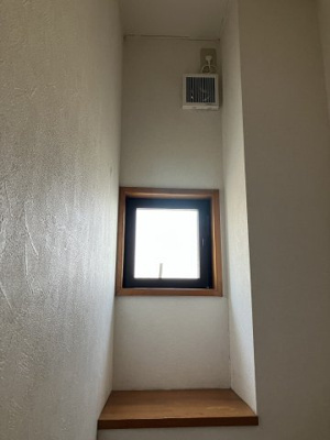 【トイレ】 | 佐藤テナントビル | トイレに窓あり