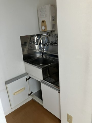 【トイレ】 | 佐藤テナントビル | トイレに窓あり