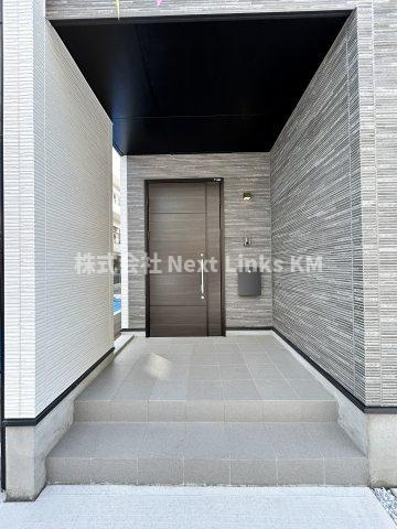 ハートフルタウン／中央区菅原町／１号棟のエントランス|落ち着いた印象の玄関。雨の日でも濡れずに宅配の荷物が受け取れます。