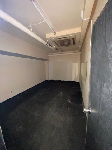 栄一ビルの駐車場