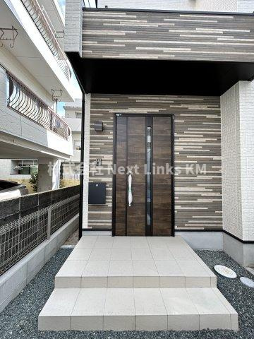 ハートフルタウン／中央区菅原町／２号棟のエントランス|開放感のある玄関。雨の日でも濡れずに宅配の荷物が受け取れます。