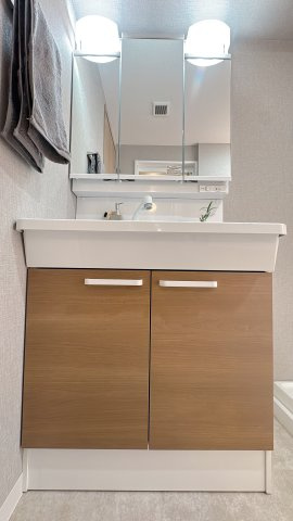 【独立洗面台】 | 皐月マンション那の川☆仲介手数料無料☆ | シャワー付きブラシなのでお手入れの際にも大変便利です。
