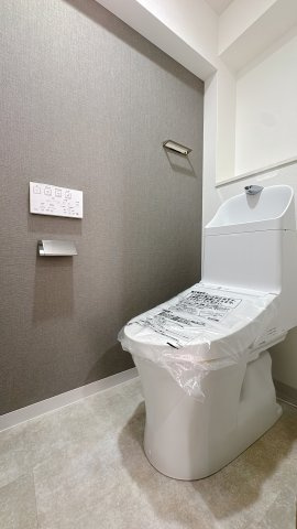 【トイレ】 | 皐月マンション那の川☆仲介手数料無料☆ | 手洗い一体型のトイレは節水効果があり、環境にもお財布にも優しい人気のタイプです。もちろんウォシュレット機能も完備しています。
