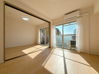 【居間・リビング】 | 皐月マンション那の川☆仲介手数料無料☆ | 景観を望みながらお部屋でくつろぐのがおすすめの過ごし方です♪家族との時間、自分の時間共に大切にできる空間がここにあります。