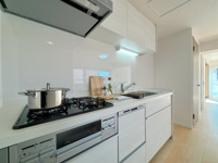 【キッチン】 | 皐月マンション那の川☆仲介手数料無料☆ | 機能性とデザイン性を両立させた、リノベーション物件ならではの素敵なキッチン。立ってみるとそれがよく分かります♪