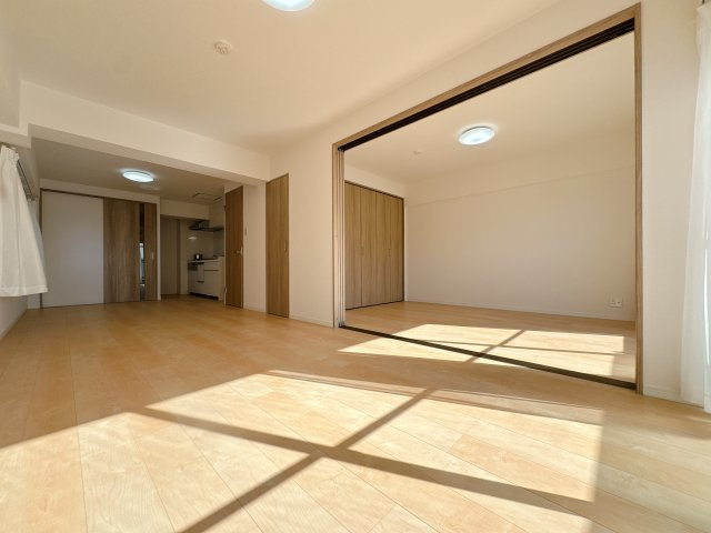 【居間・リビング】 | 皐月マンション那の川☆仲介手数料無料☆ | 景観を望みながらお部屋でくつろぐのがおすすめの過ごし方です♪家族との時間、自分の時間共に大切にできる空間がここにあります。