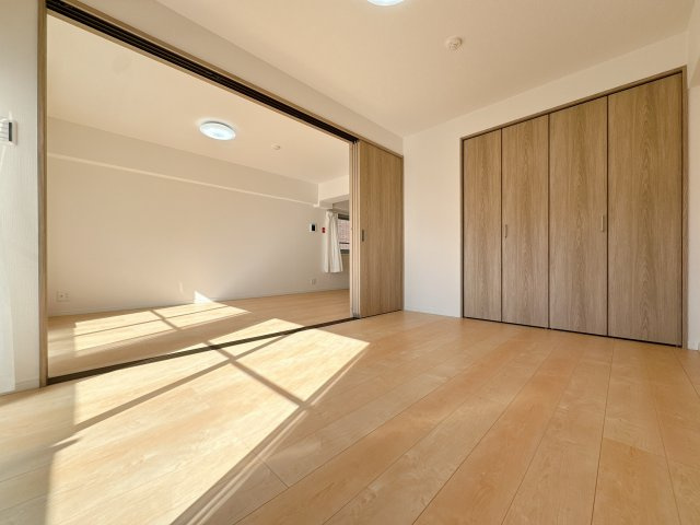 【洋室】 | 皐月マンション那の川☆仲介手数料無料☆ | 可動間仕切りは、ときに広く使ったり、区切って使ったりと選ぶ自由が持てるんです♪リビングと一体で使うともっと広々♪