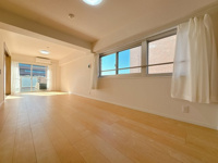 【居間・リビング】 | 皐月マンション那の川☆仲介手数料無料☆ | ゆっくりくつろげるLDKは大きな窓からたっぷりの日差しが取り込める心地の良い空間。日中は明かりが無くても過ごせます。