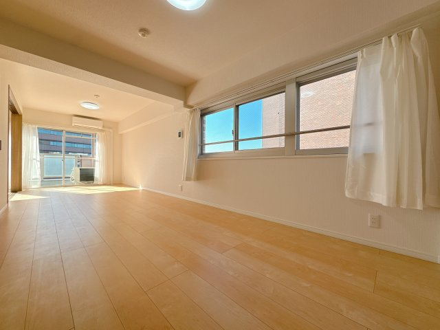 【居間・リビング】 | 皐月マンション那の川☆仲介手数料無料☆ | ゆっくりくつろげるLDKは大きな窓からたっぷりの日差しが取り込める心地の良い空間。日中は明かりが無くても過ごせます。