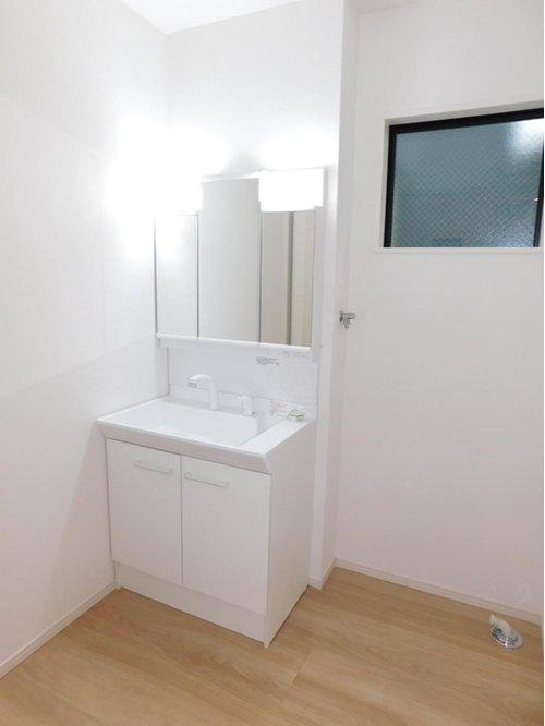 名古屋市西区こも原町の洗面所|◇洗面室◇　　広い洗面室！！　　三面鏡付シャワードレッサー（７５０サイズ）　　くもり止め仕様