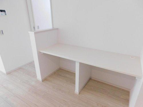 名古屋市西区こも原町の居間・リビング|◇スタディーカウンター◇ 　 キッチン横にスタディカウンター付き！　　家事スペースやお子さまのスタディースペースにも最適♪　　コンセント完備！