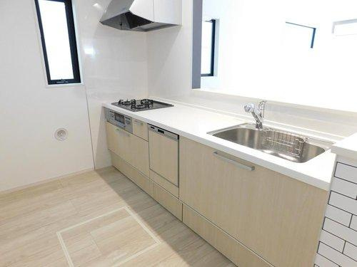 名古屋市西区こも原町のキッチン|◇キッチン◇　人気の対面式・人造大理石カウンター・浄水器一体型水栓・静音仕様シンク・食洗機・Ｓｉセンサーコンロ（３口）・床下収納庫など