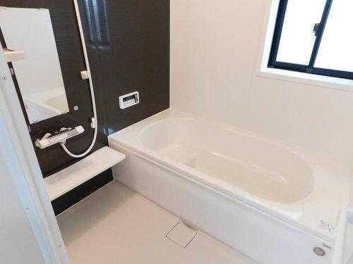 名古屋市西区こも原町の浴室|◇浴室◇　　広い１坪サイズ（ハウステック）・浴室暖房乾燥機・保温浴槽・追い焚き機能・ベンチ浴槽・エコシャワー・オートバス・バリアフリーバス・浴室窓あり　浴室カウンターは取り外し可能でお手入れ簡単♪