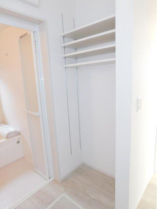 名古屋市西区こも原町の収納|◇洗面室収納◇　　タオルや洗濯用品などの収納に便利な可動棚付き♪