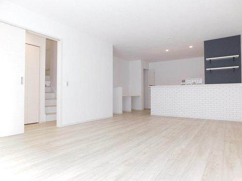 名古屋市西区こも原町の居間・リビング|◇１号棟リビング◇　　南面で明るいリビング１９．６帖　　明るい開放感のある広々空間♪