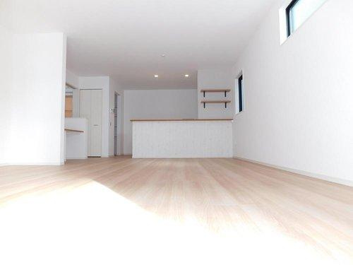 名古屋市西区こも原町の居間・リビング|◇２号棟リビング◇　　南面で明るいリビング２２．２帖　　お子様が十分に遊べる広々リビング！