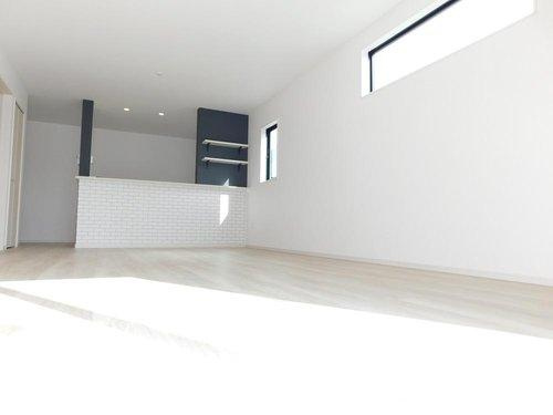 名古屋市西区こも原町の居間・リビング|◇３号棟リビング◇　　南面で明るいリビング１９．０帖　　自然と家族が集まる快適なリビング♪