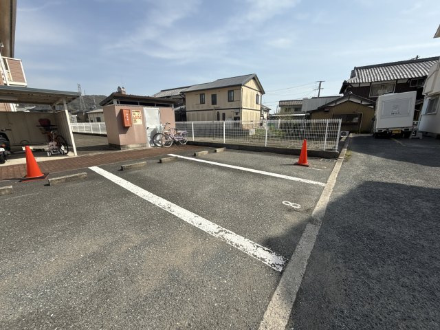 ファミールＦの駐車場