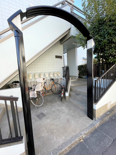 オークハウスのエントランス|★奥に見えるのが駐輪場スペース★