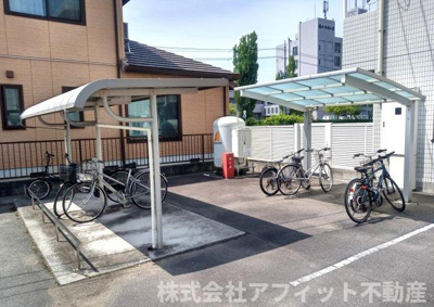 【その他共用部分】 | アドリアーナ | 屋根付き駐輪場