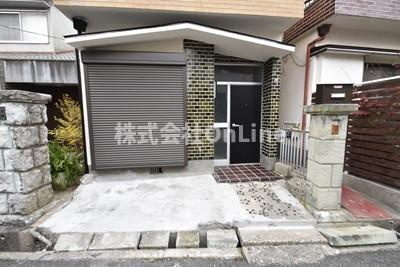 八尾市黒谷４丁目の一戸建てのエントランス