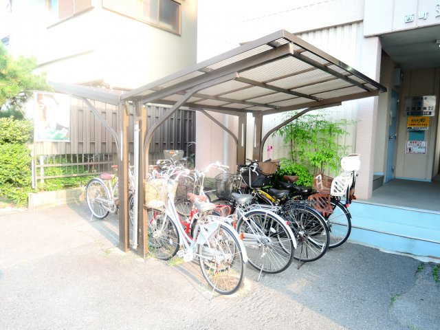 西町ロイヤルマンションの駐車場