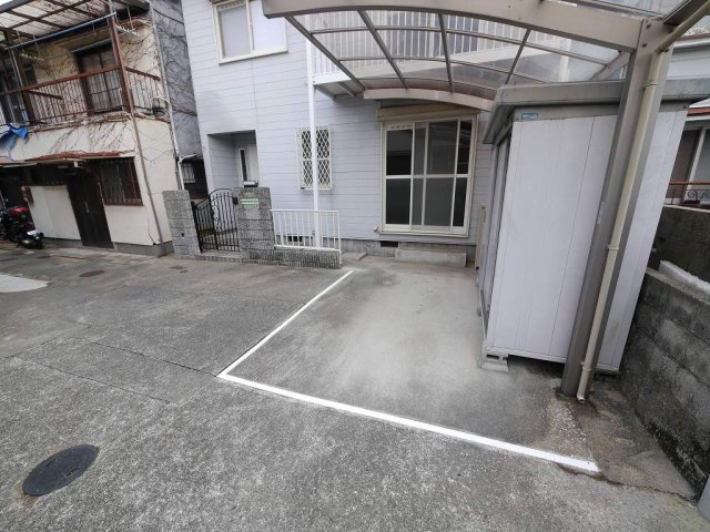 山手戸建の駐車場