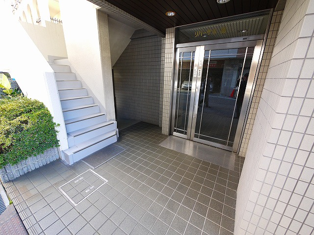 リバー佐保のエントランス