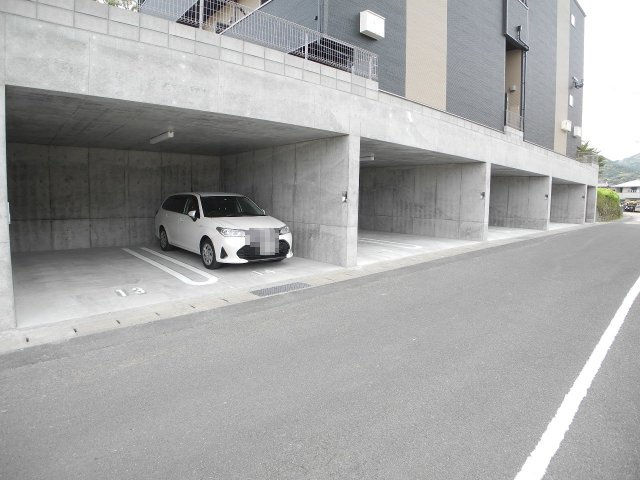 タンドレス多良見の駐車場|掘り車庫です！お車好きな方にオススメです！