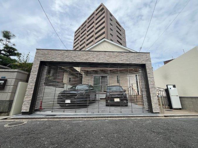 東香里園町　中古一戸建ての駐車場|シャッター付車庫　２台駐車可能
■物件内覧・資金計画相談・住宅ローン相談、リフォーム相談、お問合せ受付中■
※当日・翌日のご内覧、ご相談はお電話でのお問合せがスムーズです！