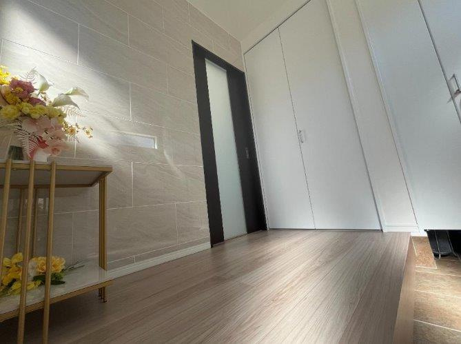 東香里園町　中古一戸建ての玄関|玄関　シューズクローゼット付き
■物件内覧・資金計画相談・住宅ローン相談、リフォーム相談、お問合せ受付中■
※当日・翌日のご内覧、ご相談はお電話でのお問合せがスムーズです！