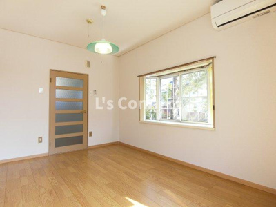 【居間・リビング】 | ノーブル桜ヶ丘 | 角部屋で２面に窓があります。