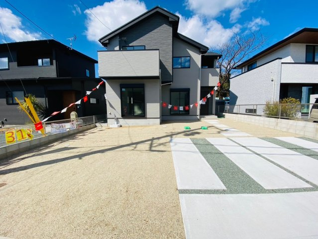 ケイアイエルデ／菊池郡菊陽町３期／１号棟の駐車場|駐車スペースは広々2台以上可能です。