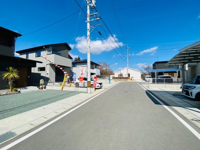 ケイアイエルデ／菊池郡菊陽町３期／１号棟の前面道路含む現地写真|6メートルの前面道路で通行もらくらく。