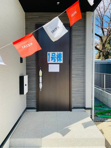 ケイアイエルデ／菊池郡菊陽町３期／１号棟のエントランス|明るい印象の玄関。雨の日でも濡れずに宅配の荷物が受け取れます。
