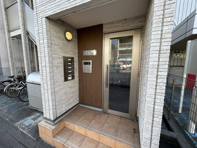 Y’ｓのエントランス|ゆとりのあるエントランスです