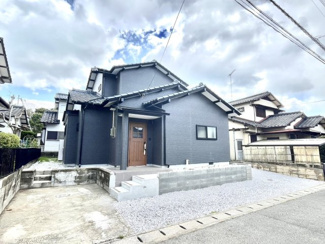 【外観】 | 外装はサイディングです。
玄関前には階段がございます。