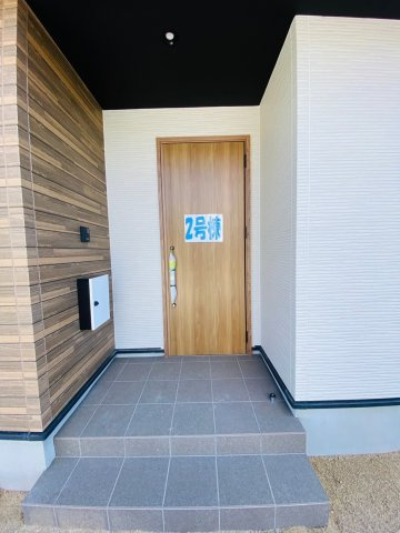 ケイアイエルデ／菊池郡菊陽町３期／２号棟のエントランス|開放感のある玄関。雨の日でも濡れずに宅配の荷物が受け取れます。